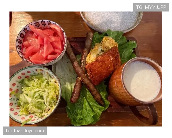 莱万这生活细节也太细腻了吧，连早餐都得讲究成艺术品？